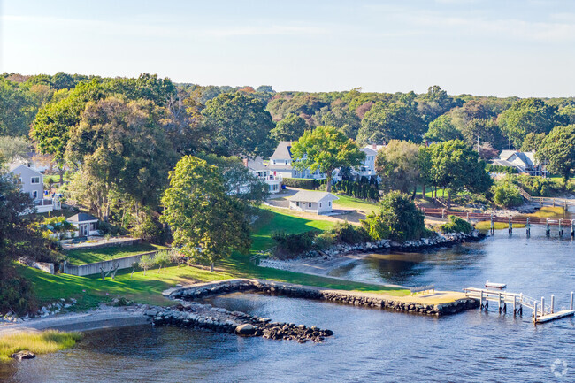 A row of homes with docks exemplify the luxury end if the Mount Hope - Hopeworth neighborhood.