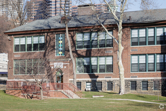 Eleanor Van Gelder Elementary School in Edgewater, NJ serves students from grades grades 3-6 .