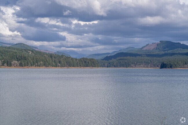 Foster Reservoir provides a spot for water sports, fishing and recreation and is a few minutes drive for residents of Holley.