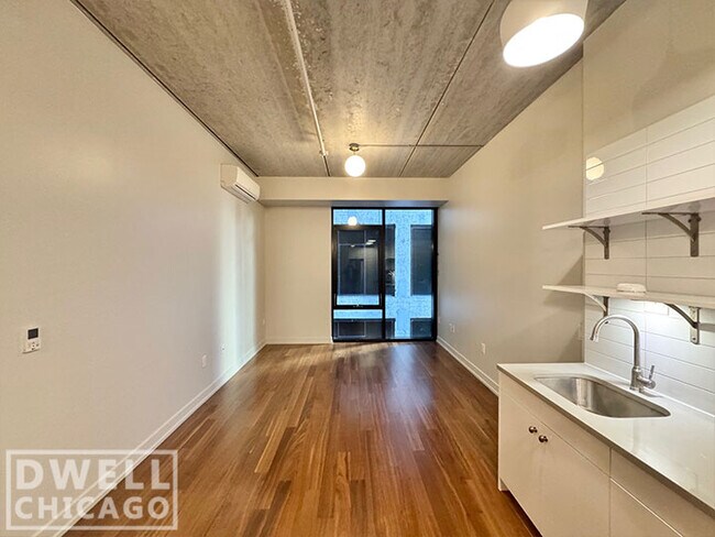 152 W Huron St unit 1, Chicago, IL 60654 - photo 4