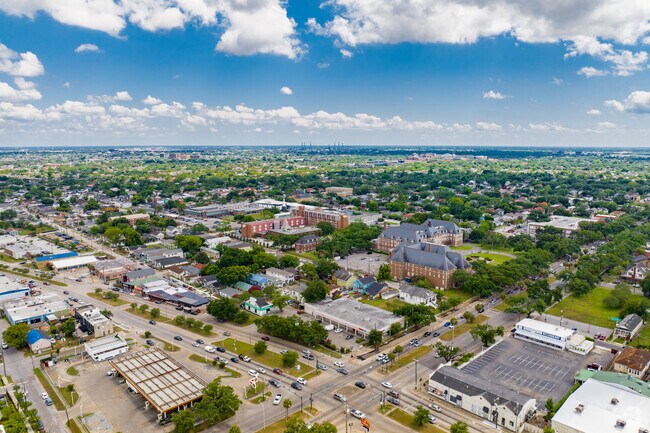 Carrollton and Earhart form the western and northern borders of Marlyville-Fontainebleau.