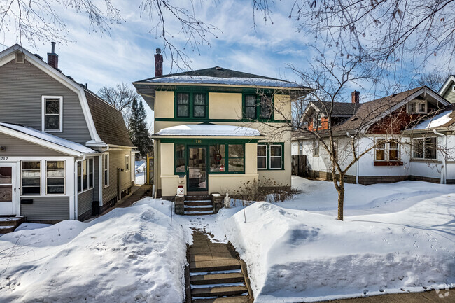 American Foursquare homes are also prevalent in the Hamline-Midway neighborhood.