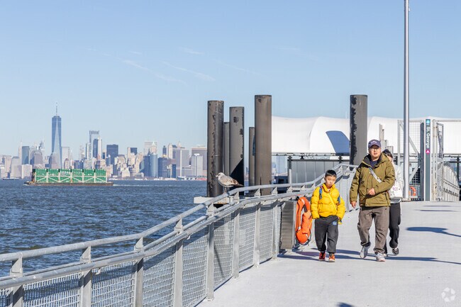 Several Bus lines in New Springville connect with St George Ferry Terminal.