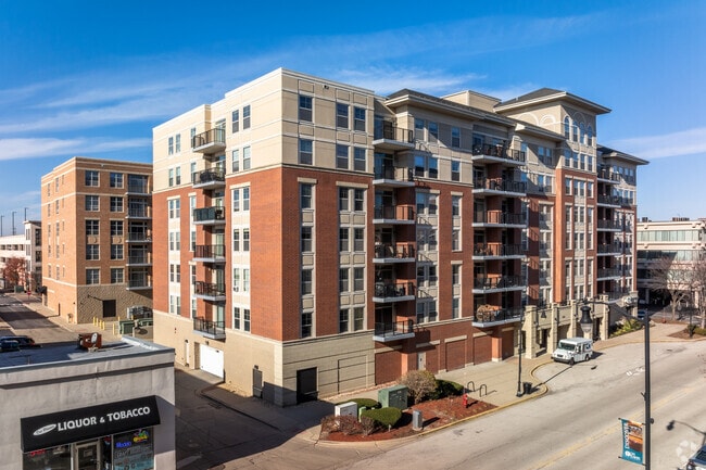 There are a number of newer condo buildings in the Des Plaines area.