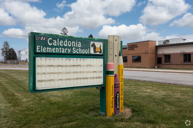 Calednoia Elementary School, Sign.