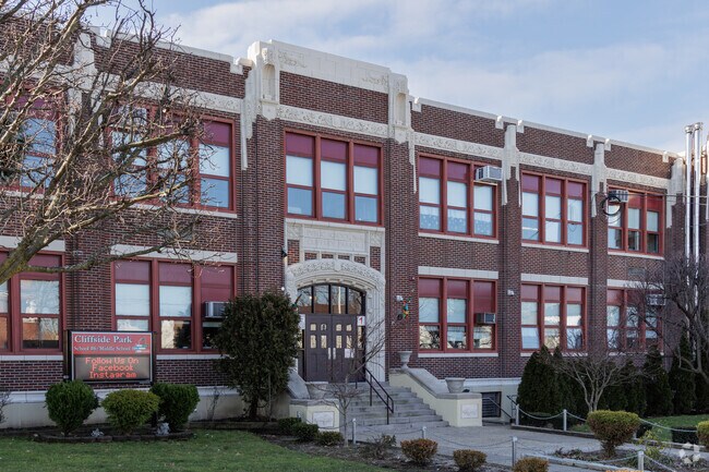 The Middle School in 
Cliffside Park, NJ receives a grade of B- from Niche.