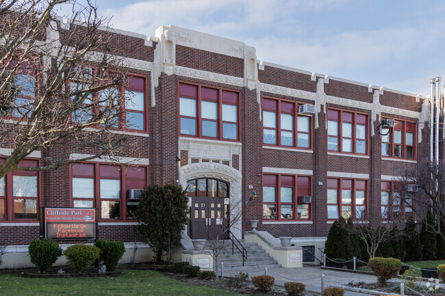 School #6/Middle School in 
Cliffside Park, NJ receives a grade of B- from Niche.