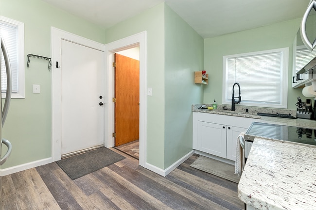 321 W Lapeer St, Lansing, MI 48933 - photo 2