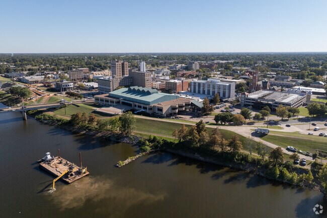 Downtown Alexandria is only a short drive away and has dining and retail options for outings.