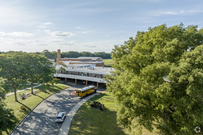 Wantagh Middle School  has 662 students in grades 6-8 with a student-teacher ratio of 11 to 1.