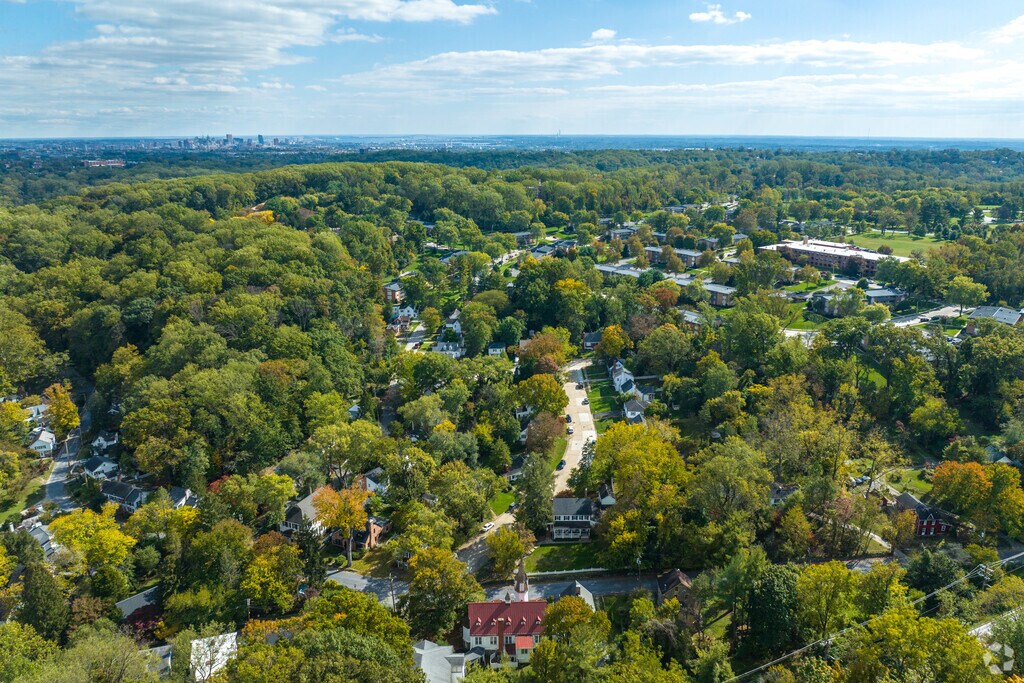 Fairway Ridge Apartments and Townhomes 4998 W Forest Park Ave