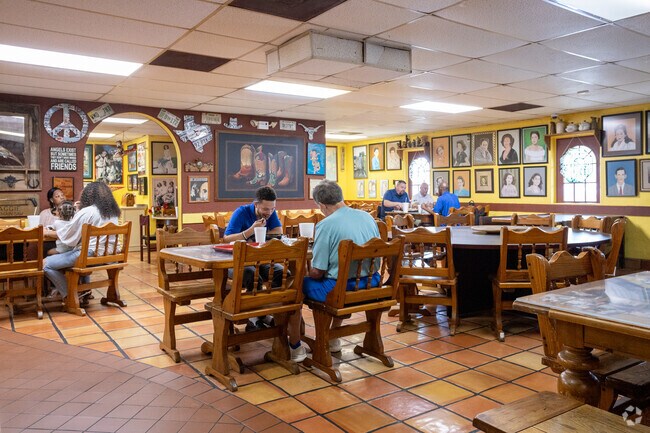 The Lakes at Highland Glen residents can grab a tasty lunch at Central Texas Bar-B-Q.