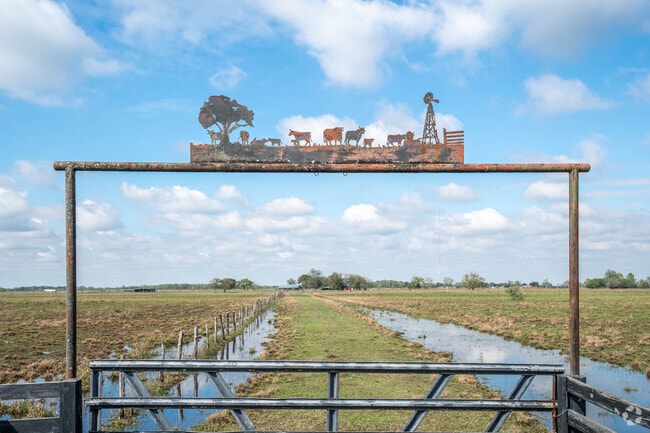 Damon gates often feature handcrafted country-style metalwork.