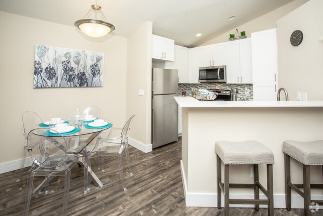 2BR, 2BA - 990 SF, Renovated Unit