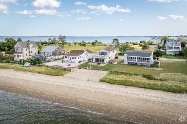 You can find a range of beautiful bay view homes available in Long Meadow, RI.