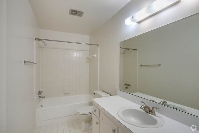 1BR, 1BA - 840SF - Bathroom