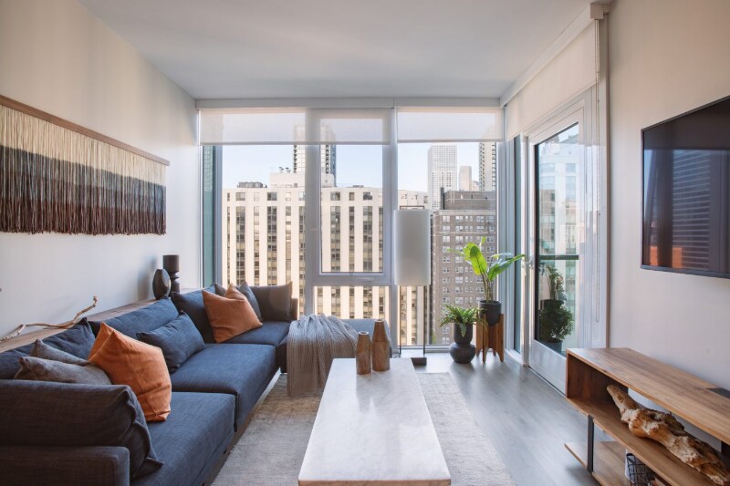 102 W Hill St, Chicago, IL 60610 - photo 1