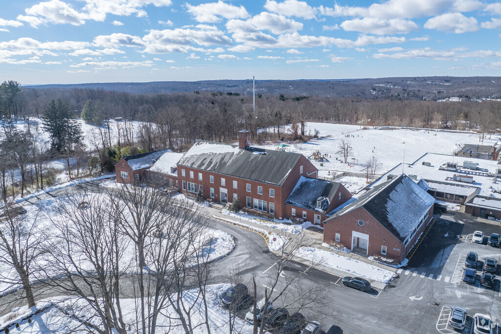 Explore the great academics of the Redding Elementary School at 33 Lonetown Rd, Redding, CT.