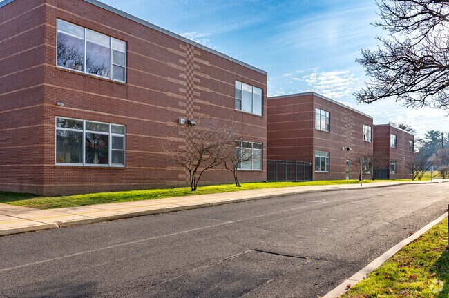Roslyn Elementary School is a highly rated, public school located in Abington.