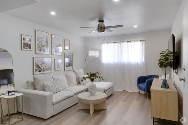 2BR, 2BA - 912SF - Living Room