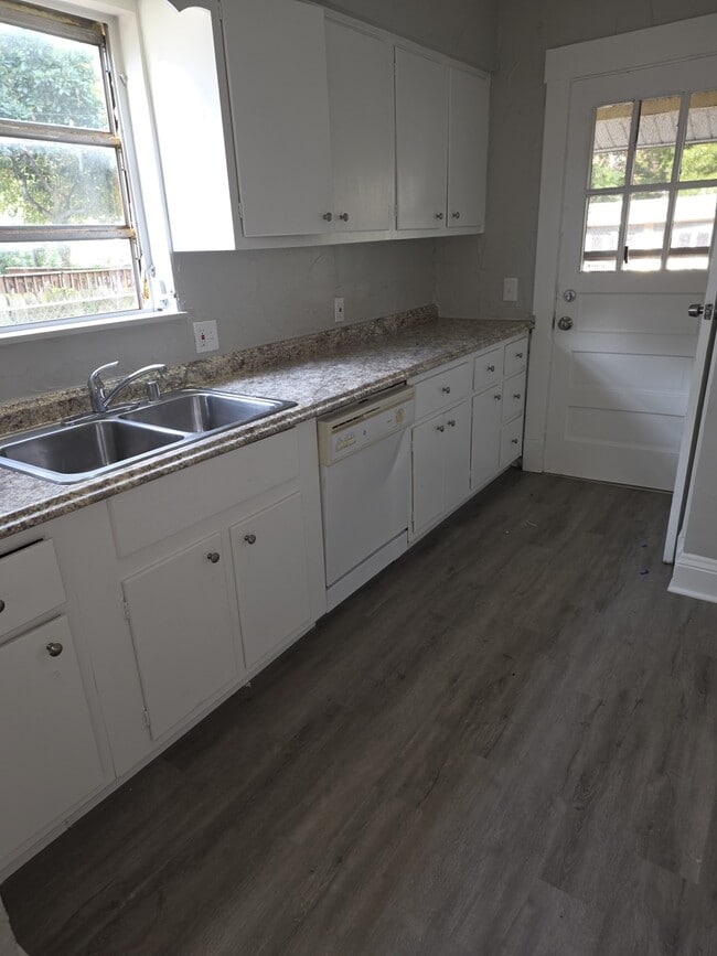 1286 Beach Ave, Lakewood, OH 44107