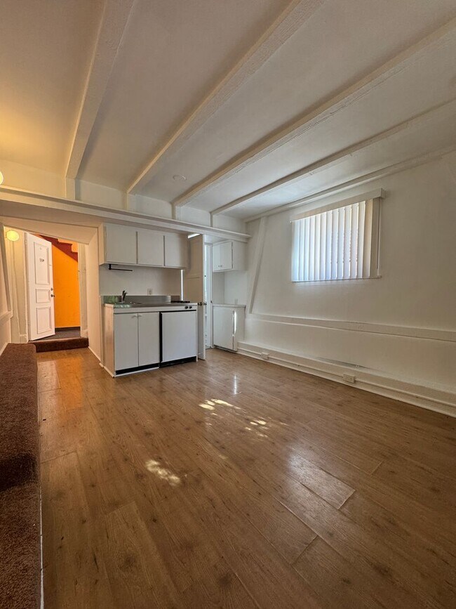 Hayworth Courtyard Apartments – West Hollywood Living, Los Angeles, CA 90046 - photo 7