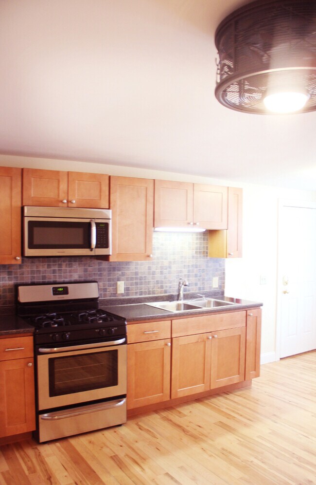 155 Maple St unit 1, Burlington, VT 05401 - photo 4