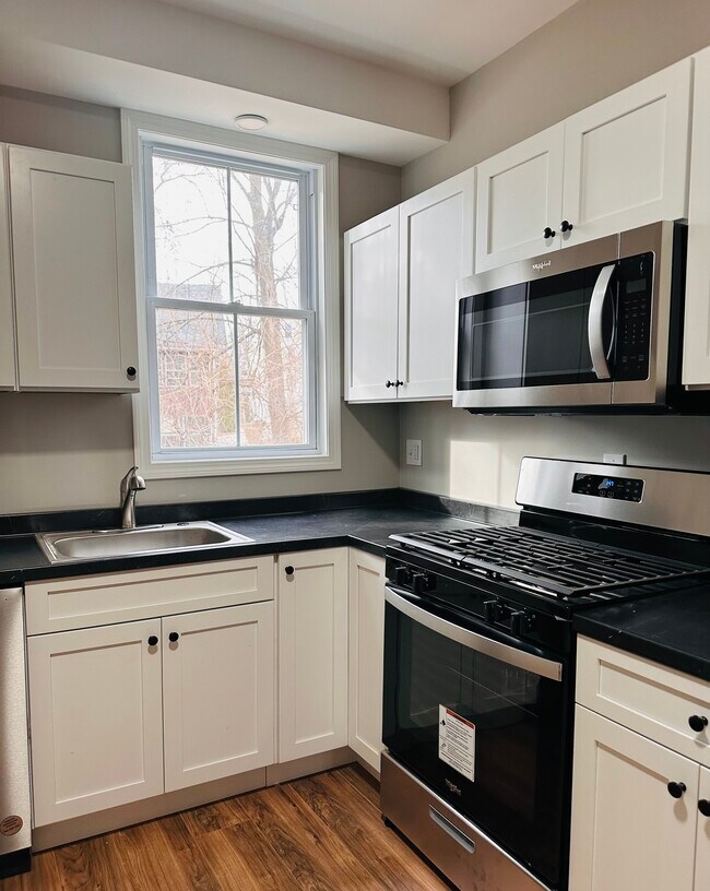 19 Thompson St unit B, Vernon Rockville, CT 06066 - photo 3