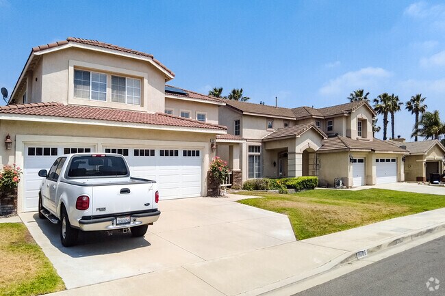 Roof styles come in various colors throughout Bellgrove.