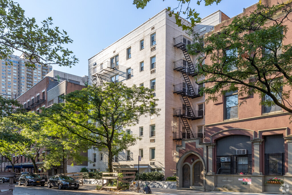 About 320 E 35th St, New York NY | HOAs, Reviews, Amenities - Homes.com