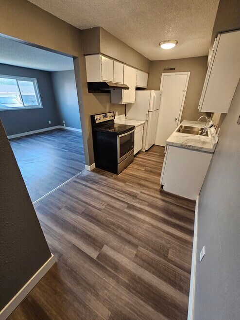 1229 Ravenwood Rd unit 3, Waterloo, IA 50702 - photo 1