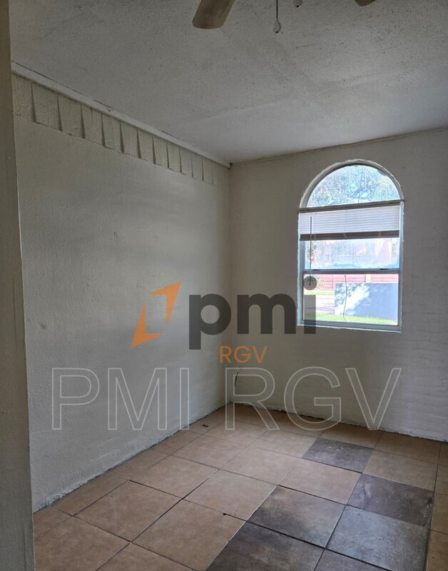 1608 Norma Ln unit 8, Edinburg, TX 78539 - photo 3