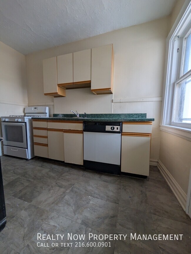 2453 Overlook Rd unit 3, Cleveland Heights, OH 44106 - photo 3