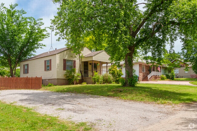 There are many different style of homes in Central Pawnee for residents to choose.
