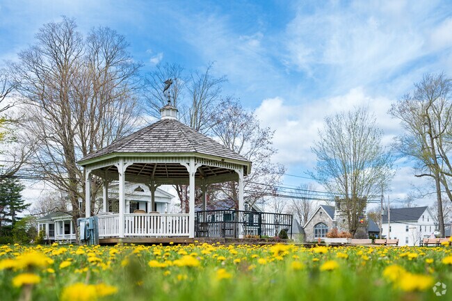 Brimfield Antique Flea Market take place at Brookfield Common Historic District.