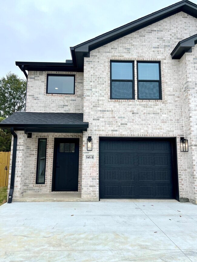 545 S 28th St unit B, Nederland, TX 77627 - photo 2