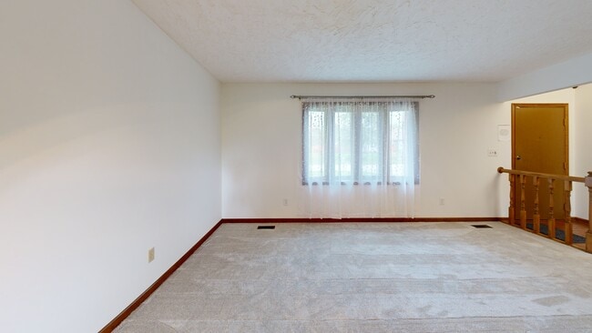 1115 Barcelona Dr, Greenwood, IN 46143 - photo 2