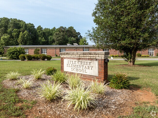 The student population of Lyle Creek Elementary School is 461.