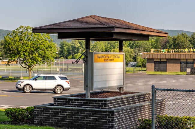 Warwick Valley Middle School has a 12 to 1 student-teacher ratio.