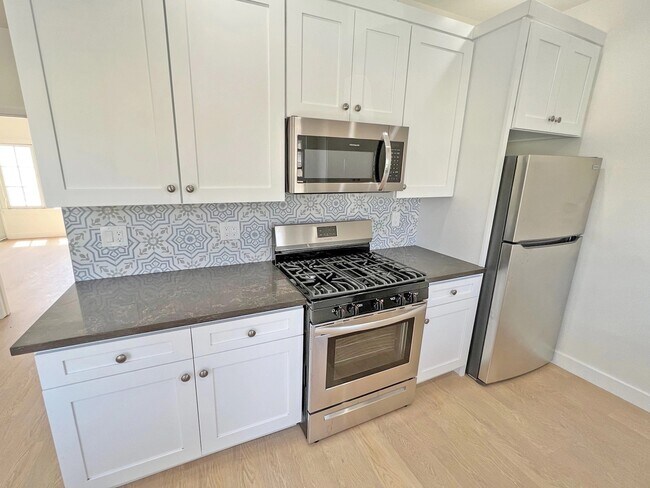 3919 1 2-31-2 Mont Clair St unit 3919 1/2, Los Angeles, CA 90018 - photo 4