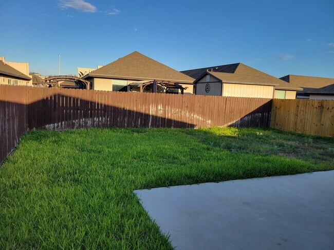 1212 White Oak Dr unit 1, Edinburg, TX 78541 - photo 2