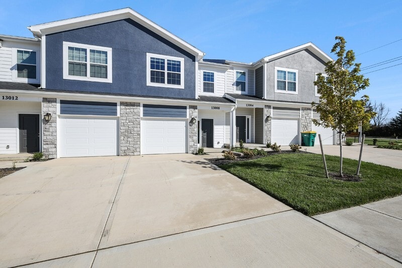 Sandstone Pointe, Bonner Springs, KS 66012 - photo 1