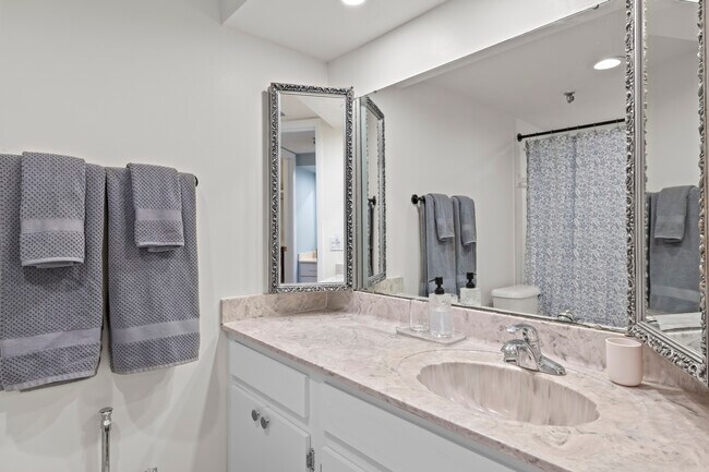 1104 Benjamin Franklin Dr unit 518, Sarasota, FL 34236 - photo 3