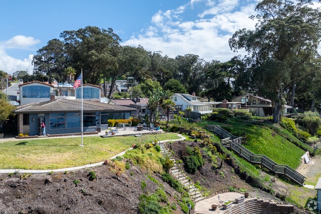 Oceanside homes line the bluffs in Morro Bay.
