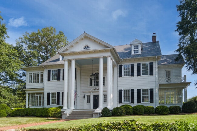 Some large estates can be found along the older streets of Fisher Park.
