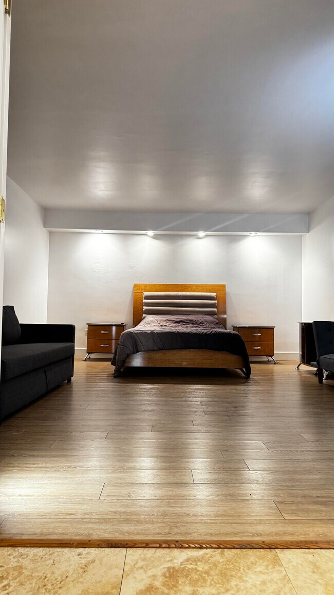 999 Brickell Bay Dr unit 708, Miami, FL 33131 - photo 3