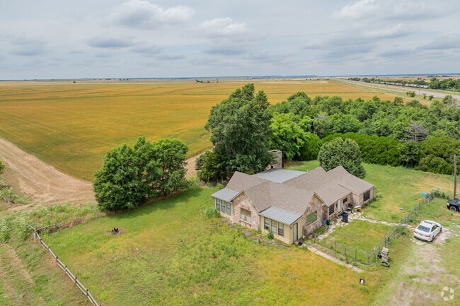 On Geary’s outskirts, land opens to fields and farms, with many homes on large acreages.