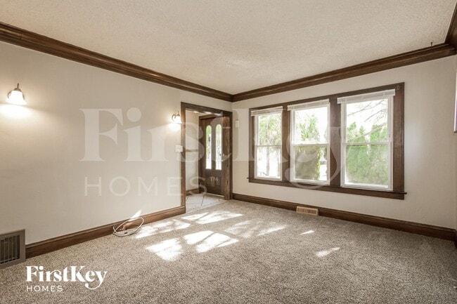 216 S Elmwood Ave, Waukegan, IL 60085 - photo 3