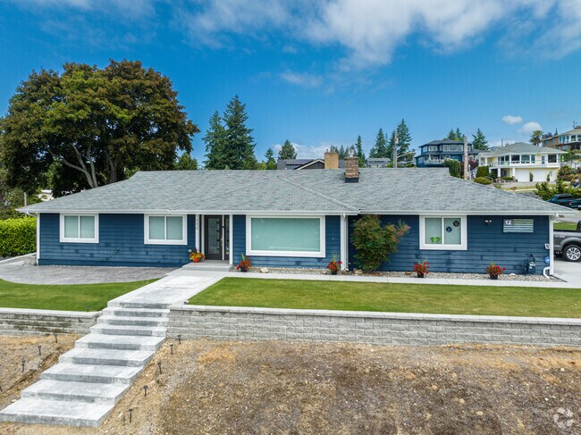 This Rambler In North Hill Is Beautifully Kept And Maintained.