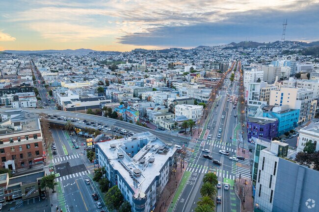 Alamo Square residents can take Oak St. straight to the freeway onramp to access I-280 and 101.